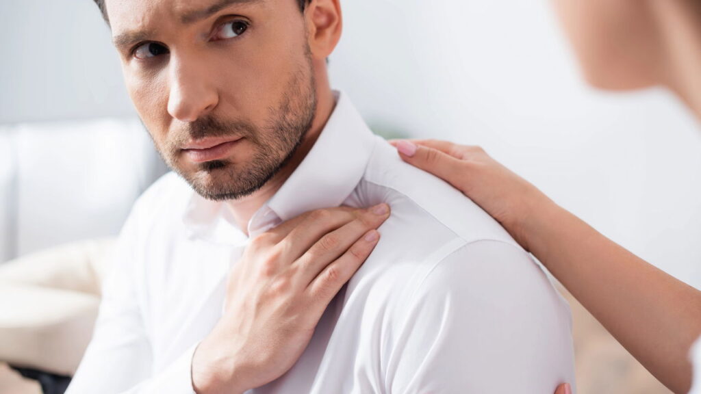 A dor no ombro que começa leve e pode se tornar incapacitante