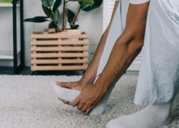 Esse alongamento vai te salvar das dores nos pés ao acordar