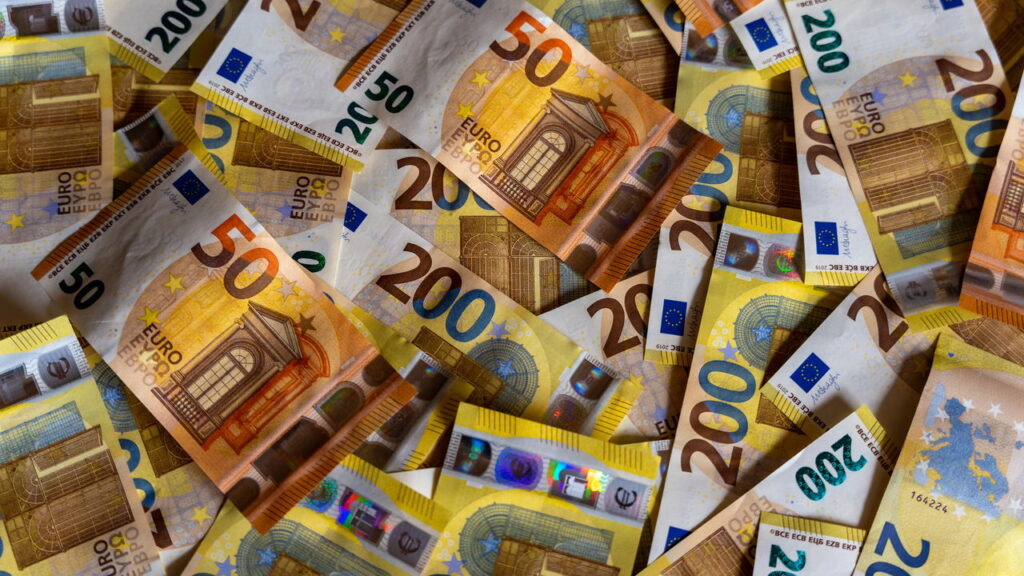 Com apenas um bilhete ele levou 208 milhões e parou a Europa