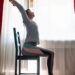 8 exercícios com cadeira para fortalecer o corpo inteiro em casa