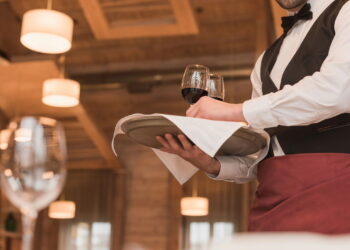 O que significa quando a pessoa ajuda o garçom a tirar os pratos?