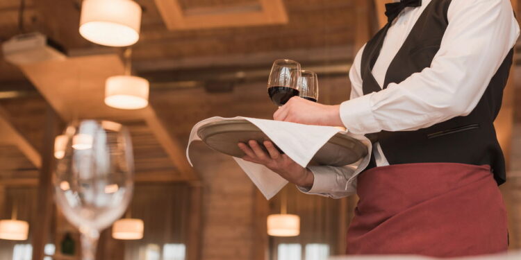 O que significa quando a pessoa ajuda o garçom a tirar os pratos?