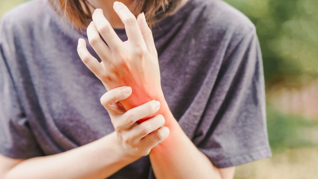 Novo alerta sobre dor nas mãos muda rotina de quem usa celular e computador