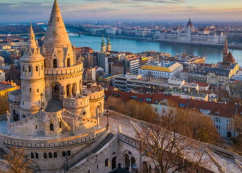 Guia completo para viajar por esse país europeu gastando pouco
