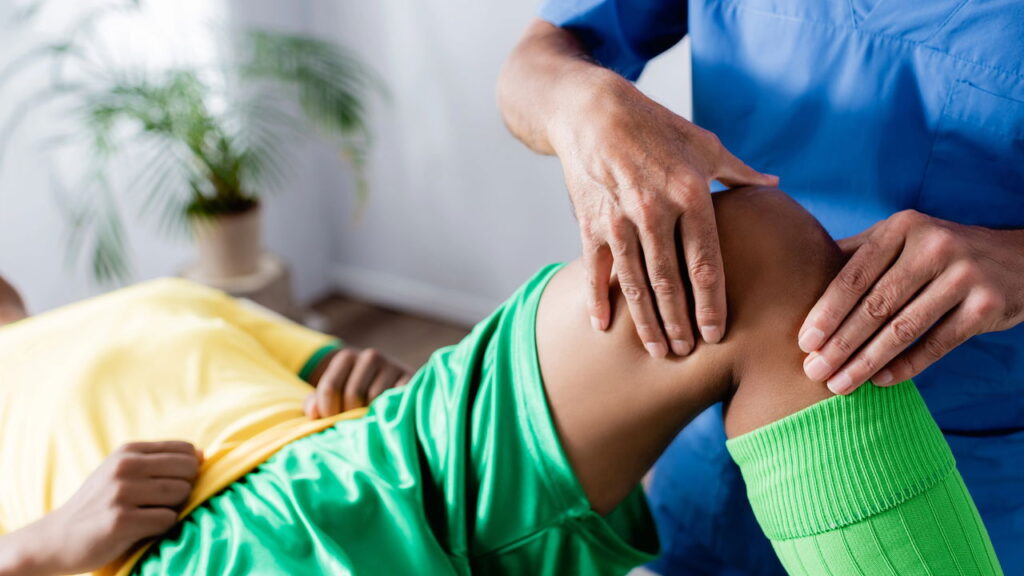Seu joelho estala ou dói? Veja o que pode estar acontecendo