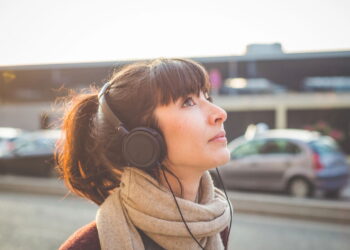 Por que ouvir música triste pode ser bom segundo a psicologia?