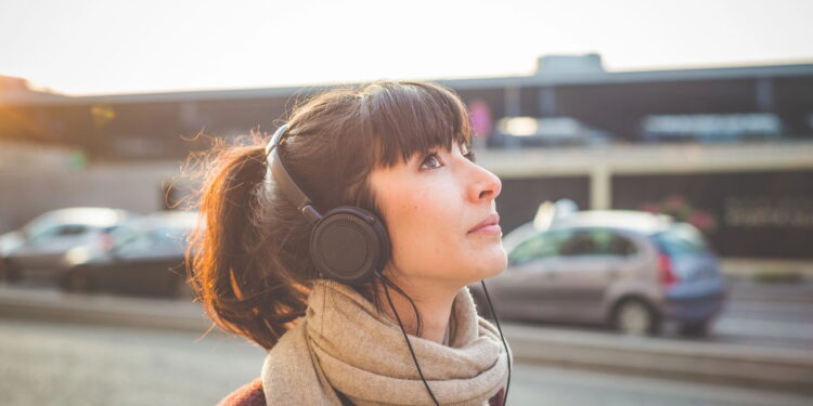 Por que ouvir música triste pode ser bom segundo a psicologia?