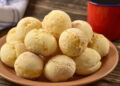Como o pão de queijo pode entrar na sua rotina sem atrapalhar a dieta