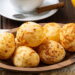 Receita de pão de queijo sem glúten cremoso para fazer com praticidade