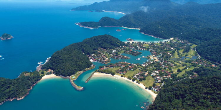 Essa cidade encantadora do litoral te oferece hospedagem grátis para visitá-la