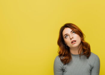 5 sinais claros de que alguém não gosta de você segundo a psicologia