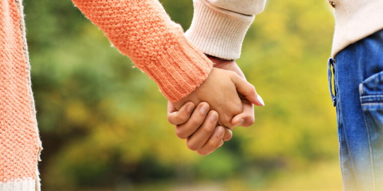 O que causa o apego rápido em relacionamentos segundo a psicologia