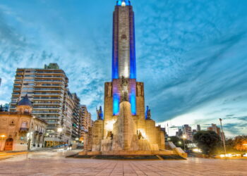 Murais vibrantes ruas calmas e um pôr do sol de tirar o fôlego