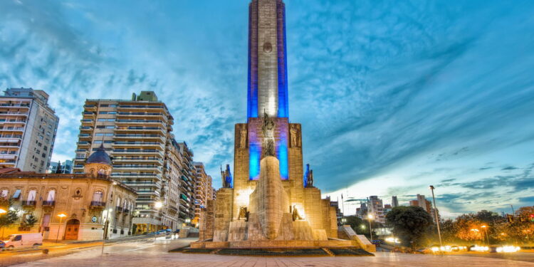 Murais vibrantes ruas calmas e um pôr do sol de tirar o fôlego