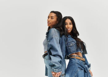 Todo mundo está usando essa versão da saia jeans e o motivo surpreende