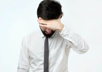 Por que você sente vergonha de coisas que ninguém lembra segundo a psicologia?