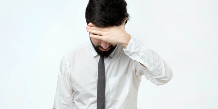 Por que você sente vergonha de coisas que ninguém lembra segundo a psicologia?