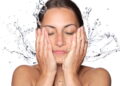 5 benefícios da água fria no rosto que você vai sentir logo no primeiro dia