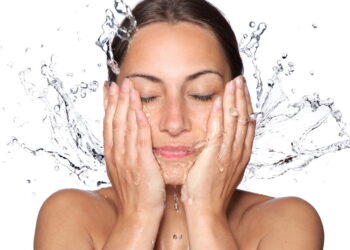 5 benefícios da água fria no rosto que você vai sentir logo no primeiro dia