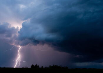 O verdadeiro significado de sonhar com tempestade segundo especialistas