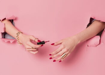 O poder do esmalte vermelho que está dominando as redes sociais