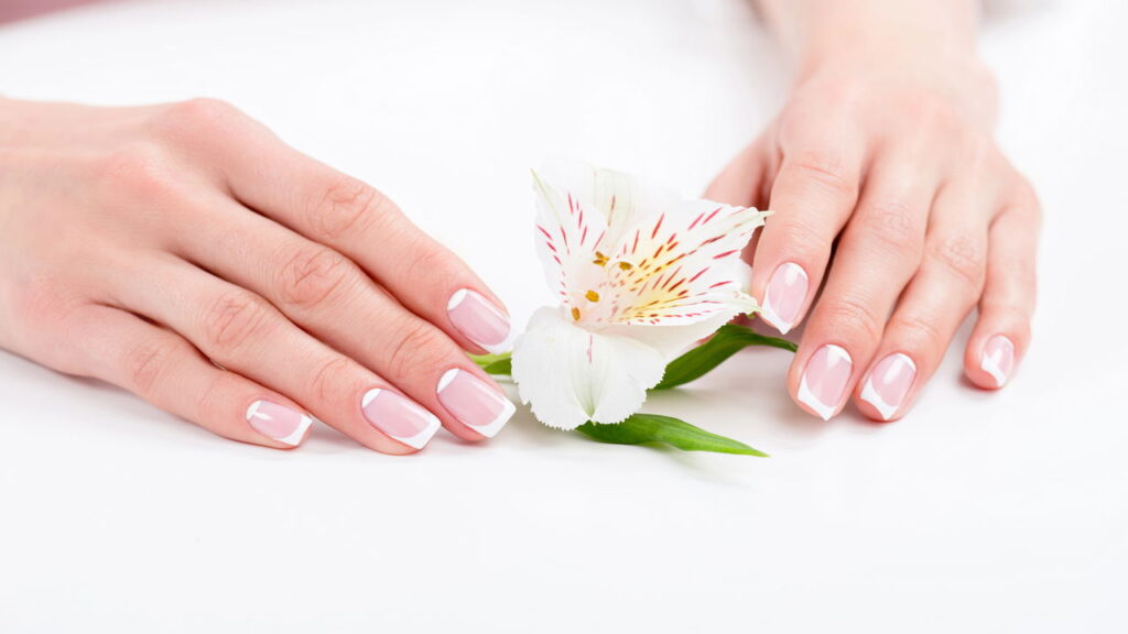 Unhas com flores que mudam qualquer visual e elevam o astral