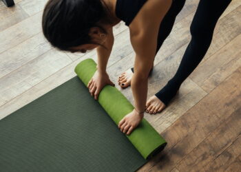 3 posturas de yoga que aliviam a ansiedade em minutos