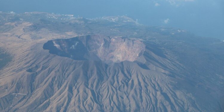 Viver sobre um vulcão ativo pode parecer loucura mas essa ilha prova o contrário