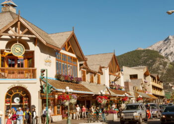 Cidade conquista os turistas com suas montanhas exuberantes