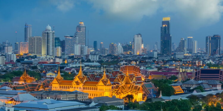 Metrópole vibrante famosa por templos exuberantes e vida noturna intensa!
