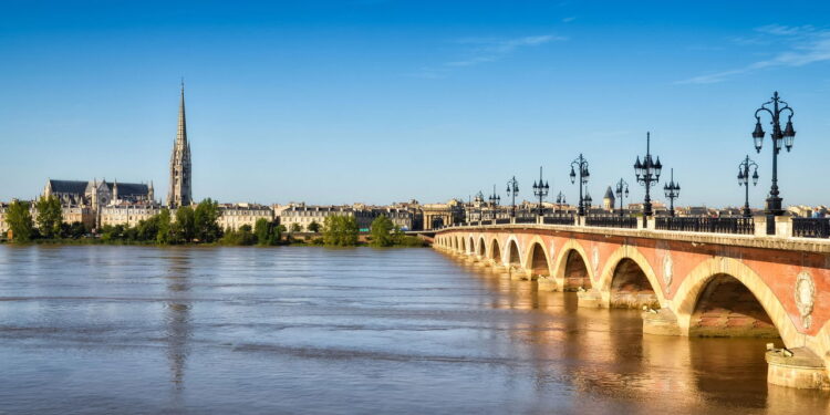 Cidade no sudoeste da França famosa por ser a renomada capital do vinho!