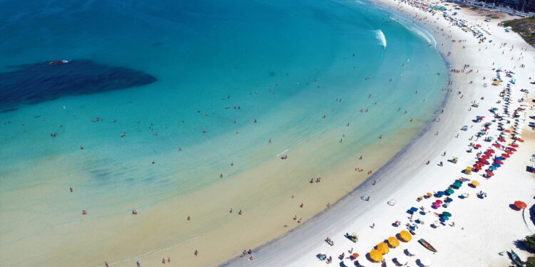 Cidade interior do RJ ganha fama por suas praias de águas cristalinas e areia branca