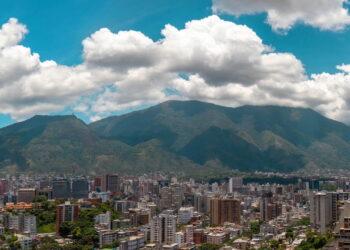 Cidade que não para de pulsar apesar dos desafios encanta turistas na Venezuela