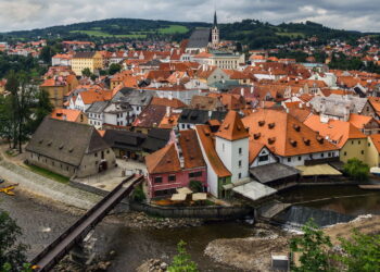 Cidade se destaca por atrair turistas apaixonados por cultura e arquitetura medieval