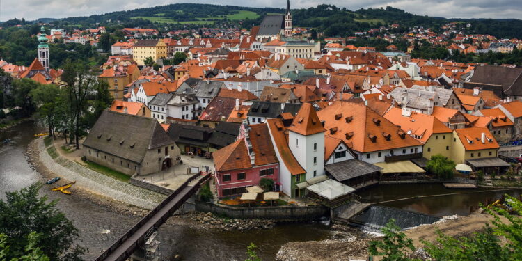 Cidade se destaca por atrair turistas apaixonados por cultura e arquitetura medieval