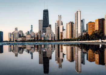 Cidade atrai turistas com sua mistura única de cultura e economia vibrante!