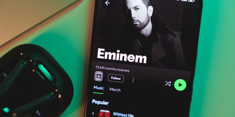 Ele já foi cozinheiro para ajudar a mãe mas hoje se tornou uma lenda do Hip-Hop