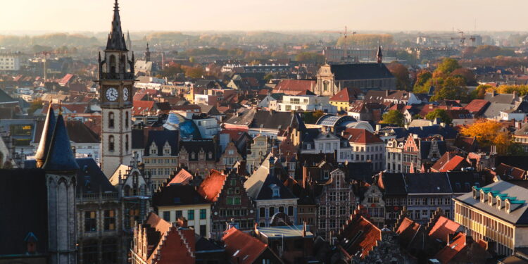 Cidade belga com atmosfera vibrante ainda encanta pelo patrimônio histórico