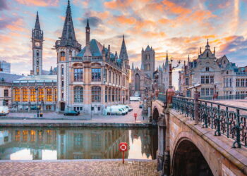 Cidade encantadora em Flandres destaca-se pela arquitetura impressionante!