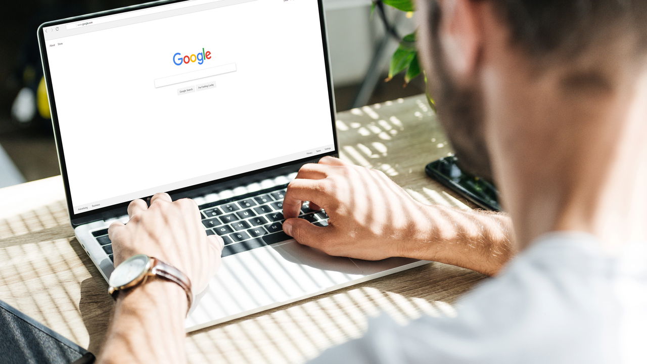 Google lança novo recurso com resumos de IA no Discover!