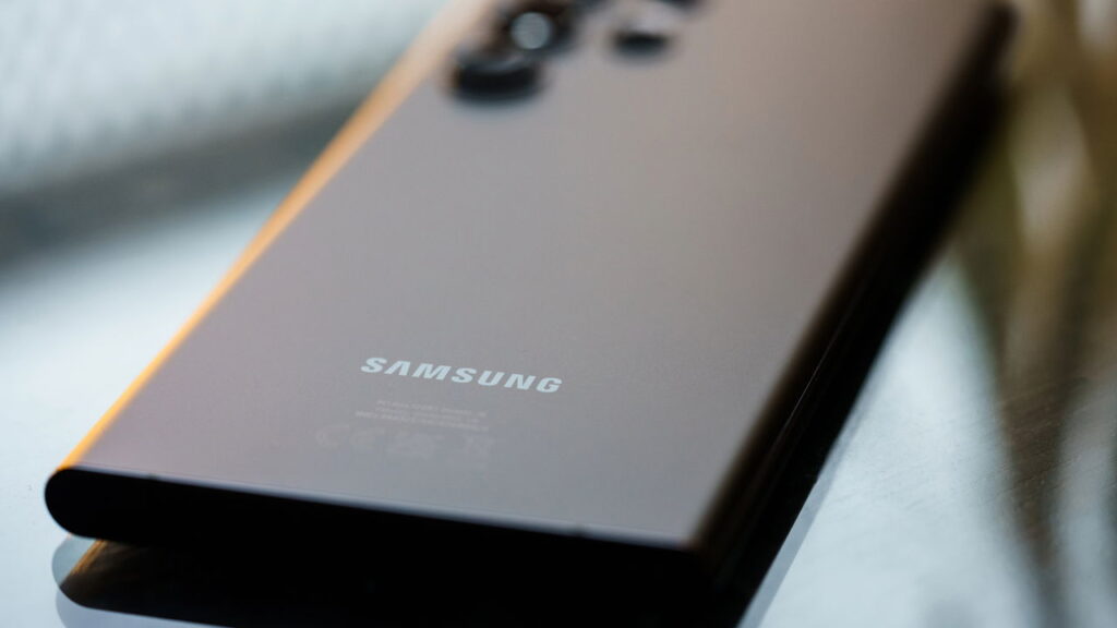 O novo recurso da Samsung promete blindar seu celular como nunca 3 Granada Andalusia Spain 5th September 2022 New Samsung Galaxy S22 Ultra Android smartphone wit