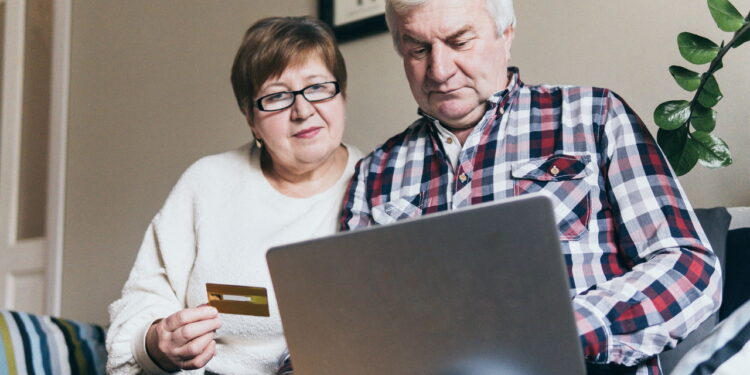 O golpe que viralizou nos grupos de mensagem preocupa aposentados