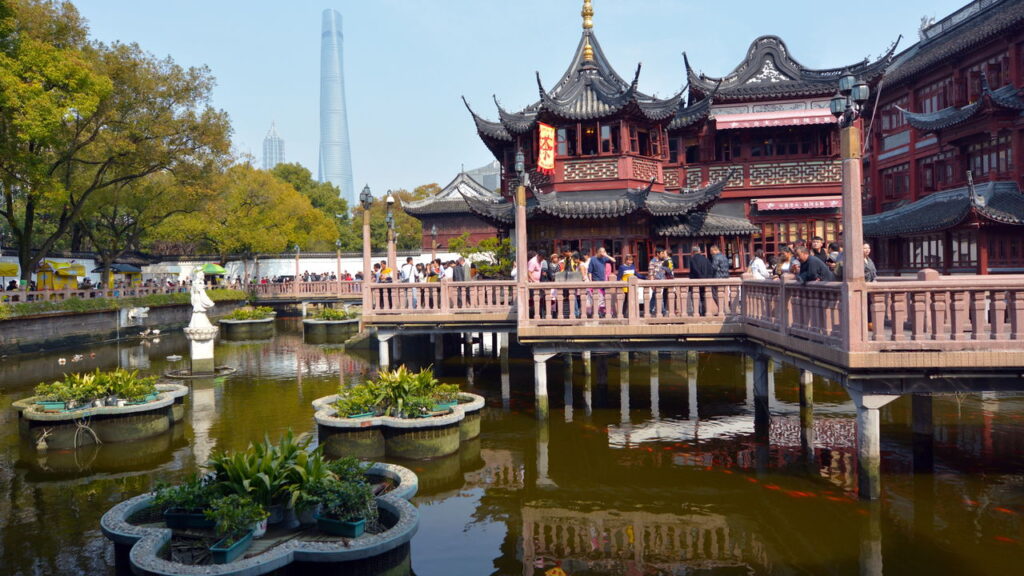 A cidade mais moderna da Ásia também preserva tradições milenares