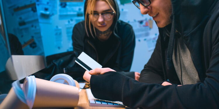 Confira os golpes mais perigosos e como se defender de cada um deles em 2025!