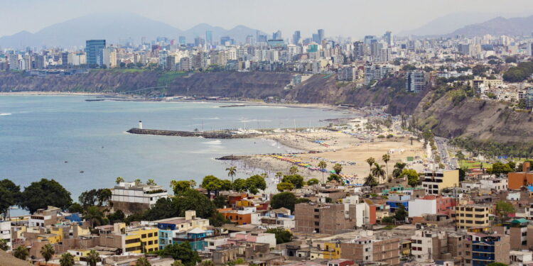 Metrópole latino-americana encanta turistas com sua rica cultura colonial