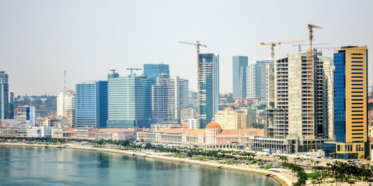 Cidade africana agrada pela vida urbana vibrante e linda cultura angolana!