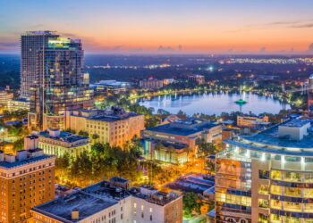 Destino turístico famoso pelos parques temáticos e vida ligada ao entretenimento