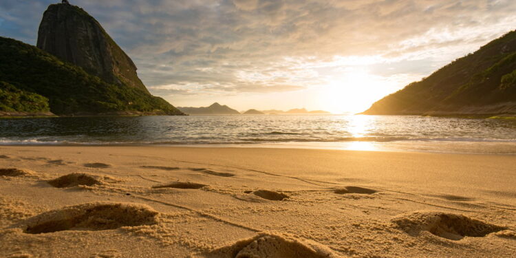 Corpo de jovem desaparecido é encontrado na Praia Vermelha no Rio de Janeiro