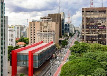 Metrópole brasileira atrai olhares globais e se firma como um grande destino turístico