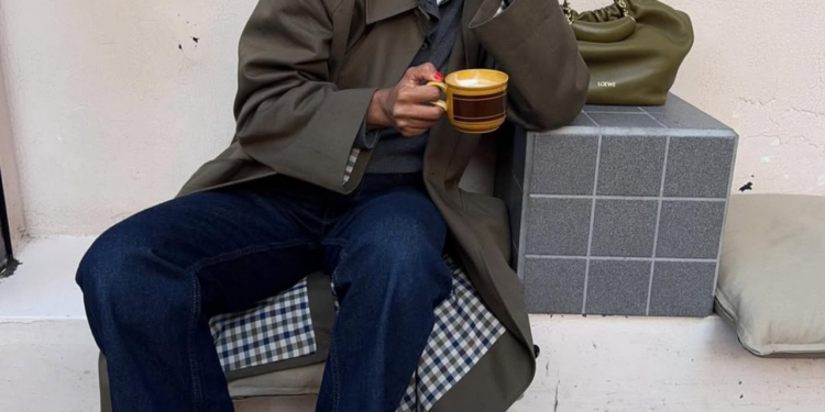 Esse jeans voltou com tudo e está dominando os looks mais sofisticados